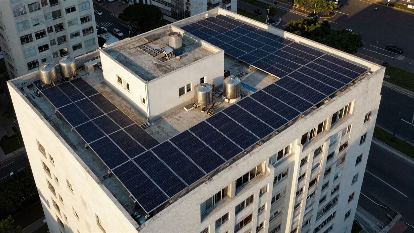Vista aérea da cobertura de um edifício residencial com placas solares, no Rio de Janeiro
